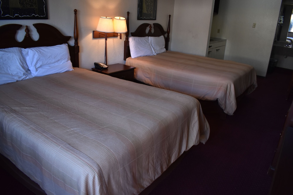 2 BEDROOMS, STUDIO, KITCHENETTE