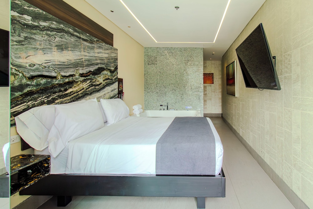ROOM, JETTED TUB, BALCONY