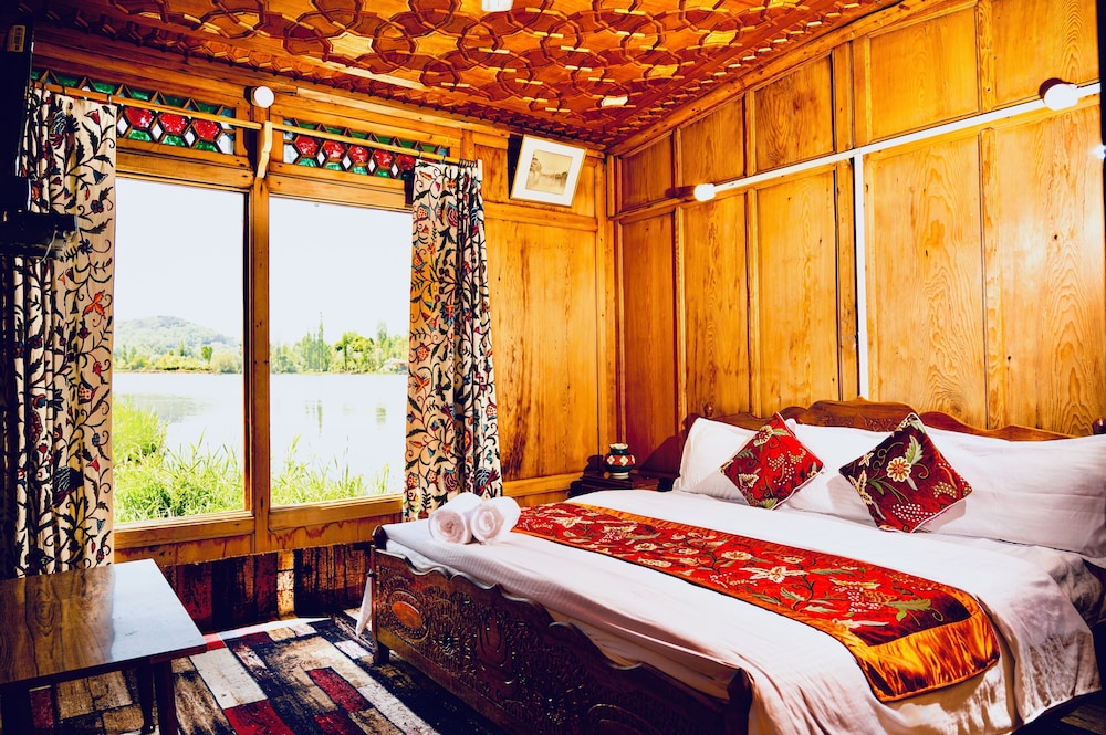 New Golden Flower Heritage Houseboat 2/22