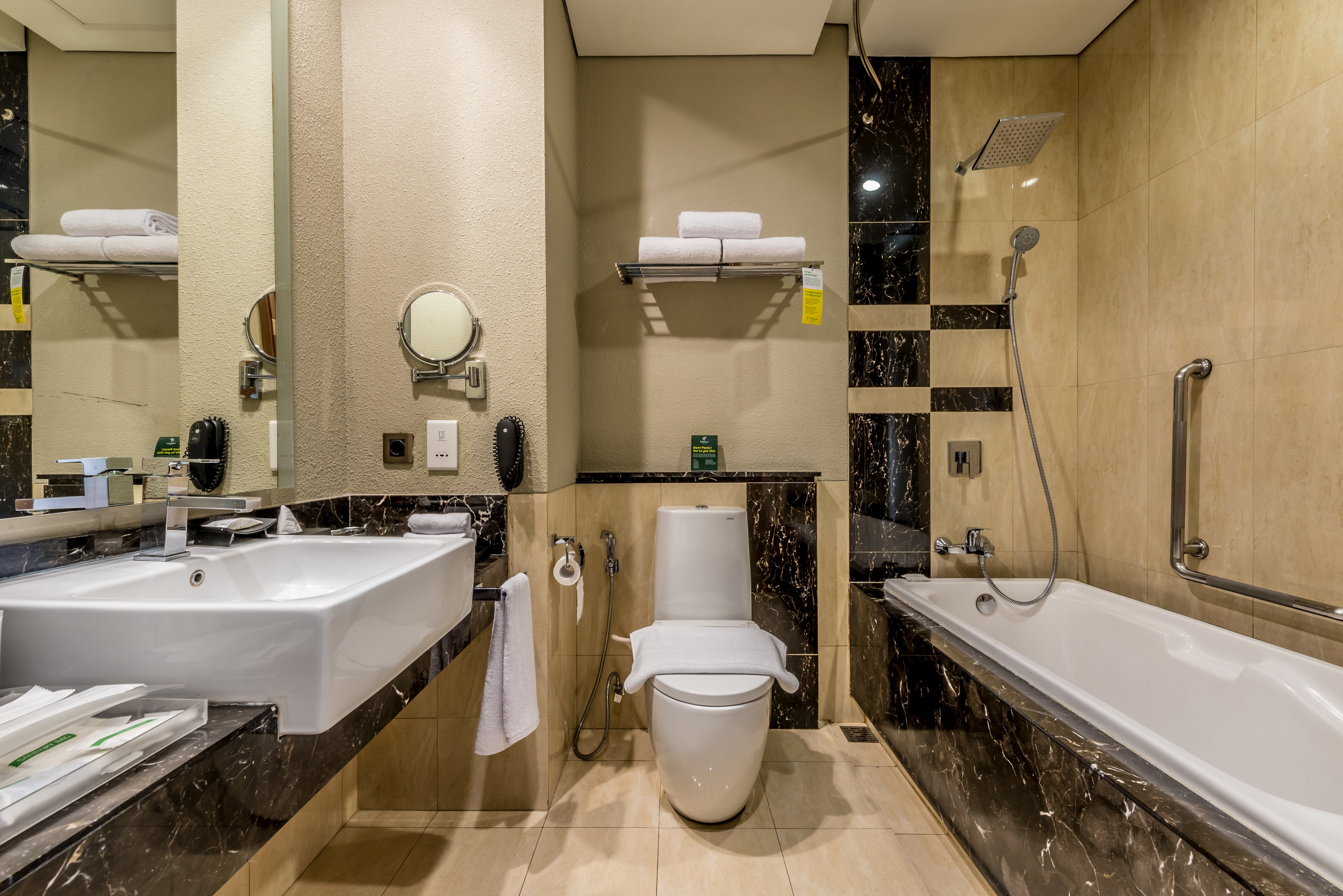 Holiday Inn Cikarang Jababeka 53/54