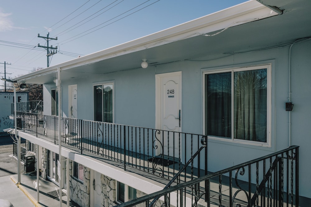 La Hacienda Motel 2/65