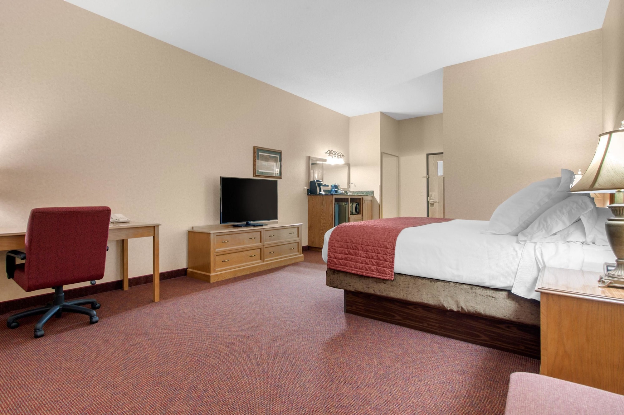 غرفة قياسية بسرير كينج، Norfolk Lodge Suites Ascend Hotel Collection 9/10
