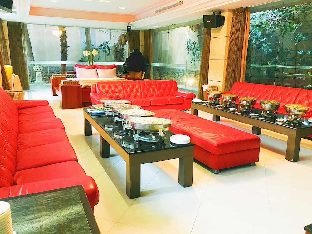 Q Motel 61/71