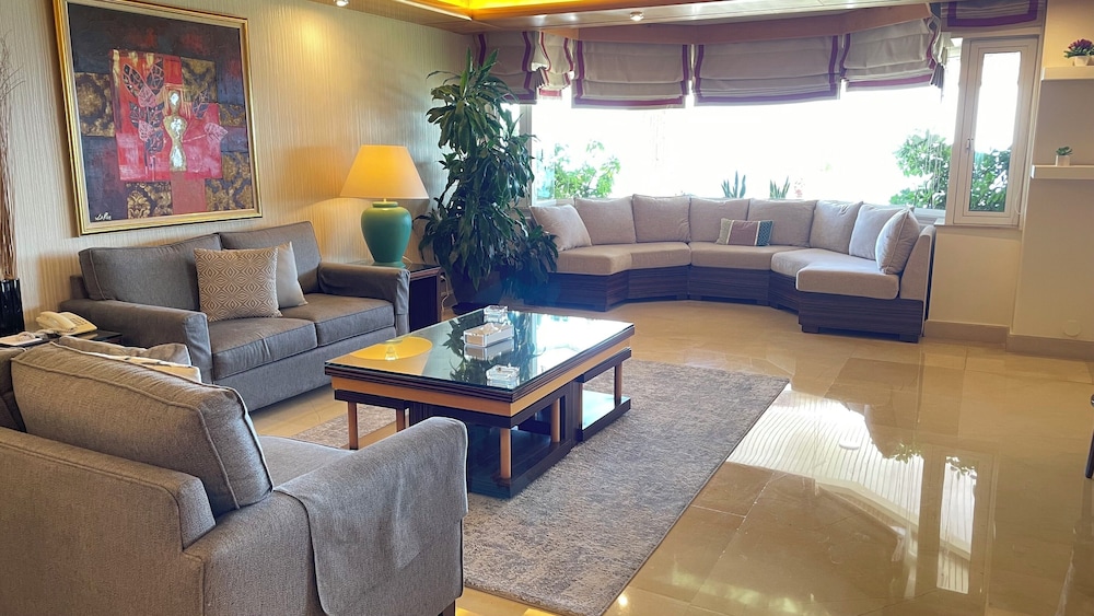 Lahoya Suites 18/50