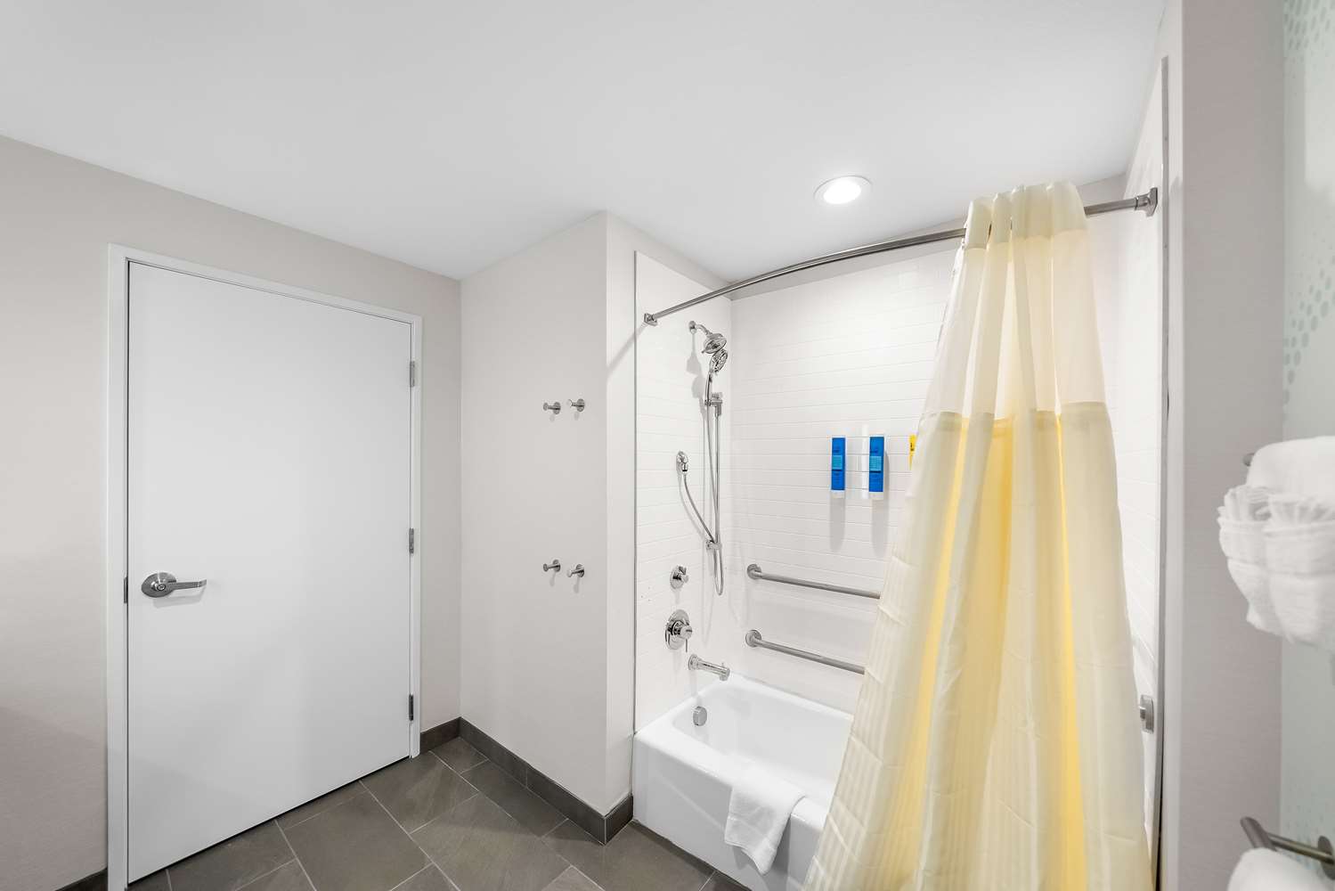 غرفة بسرير كينج بحوض استحمام لذوي الإعاقة، Tru by Hilton Plano East North Hwy 75 4/4