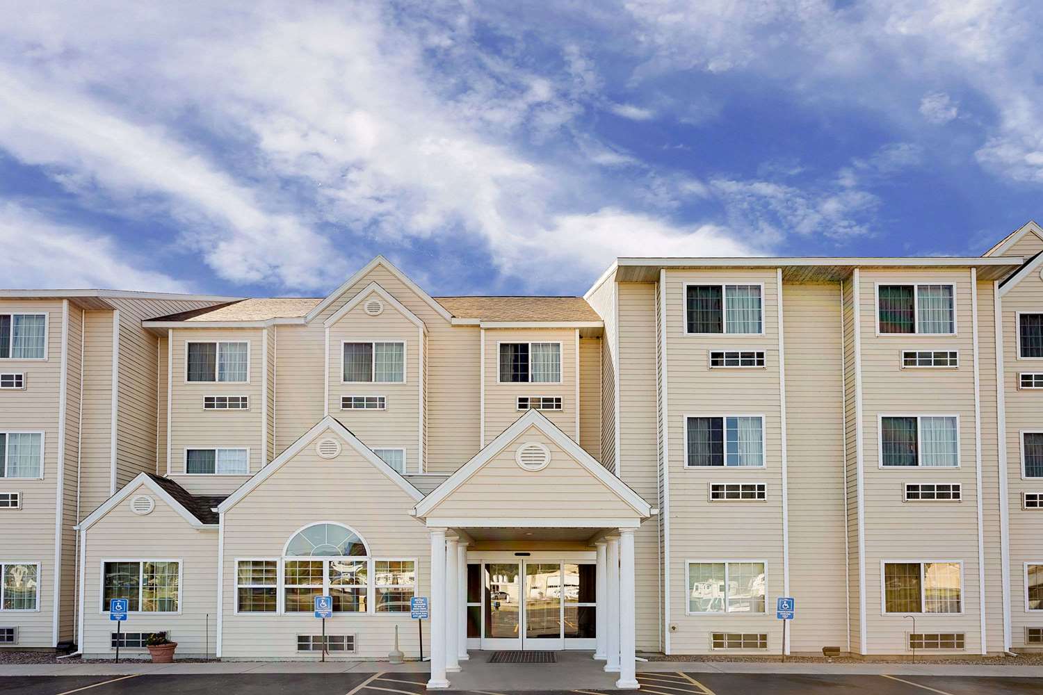 Microtel Inn & Suites by Wyndham Prairie du Chien 1/10