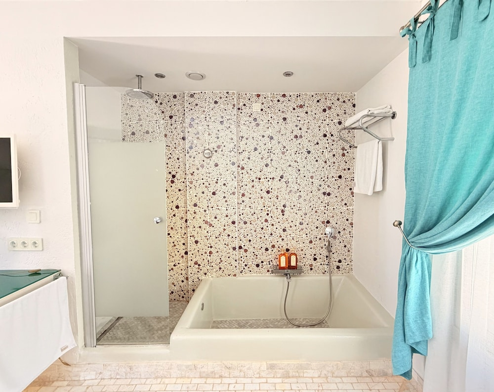 جناح سوبيريور بسرير كينج، Marge Hotel 4/6