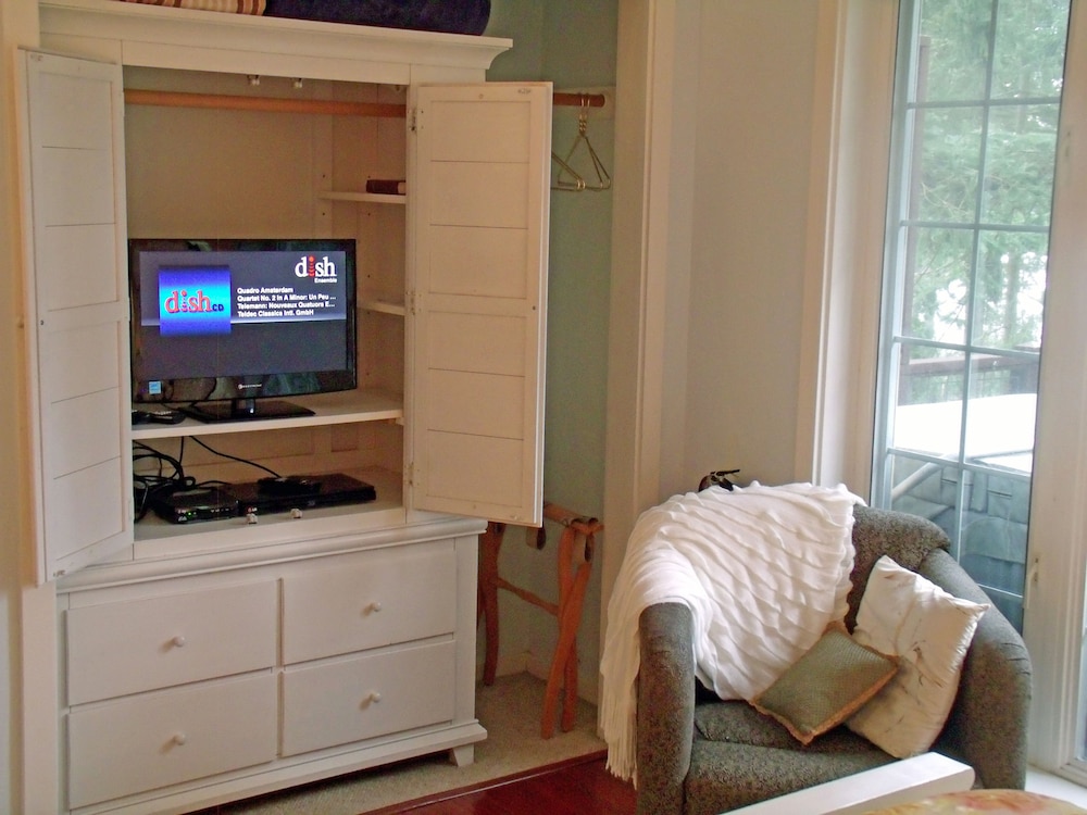 Inn to the Woods Bed and Breakfast 4/33