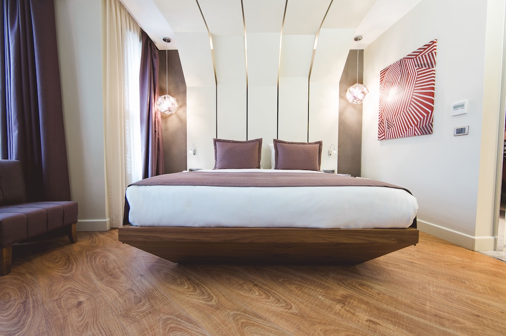 Maroon Hotel Pera 26/72