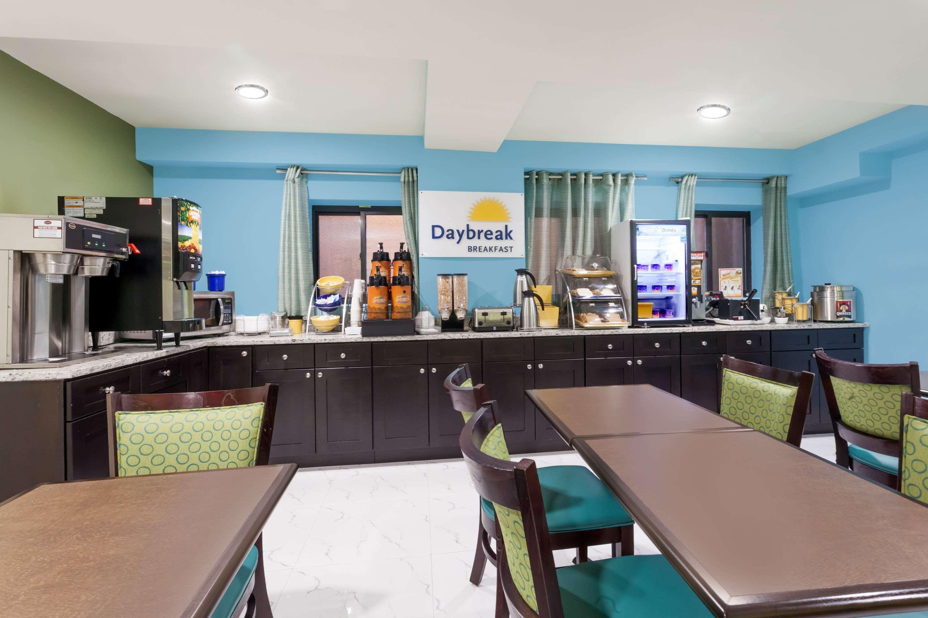 Days Inn & Suites by Wyndham Jamaica JFK Airport 13/20