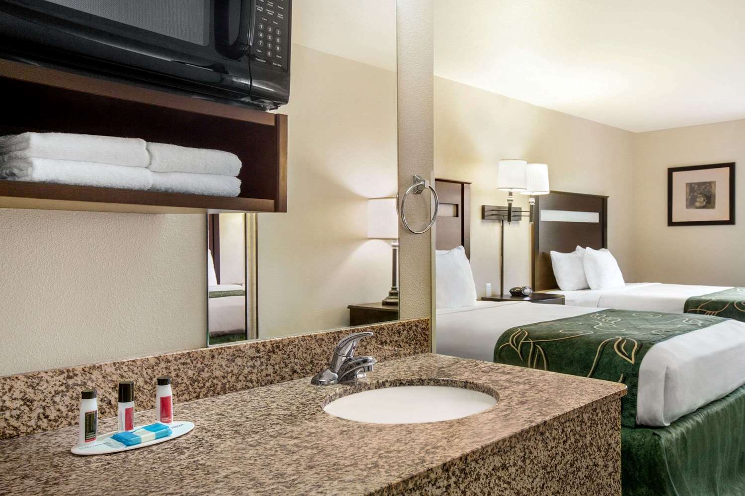 Travelodge By Wyndham Livonia 21/21