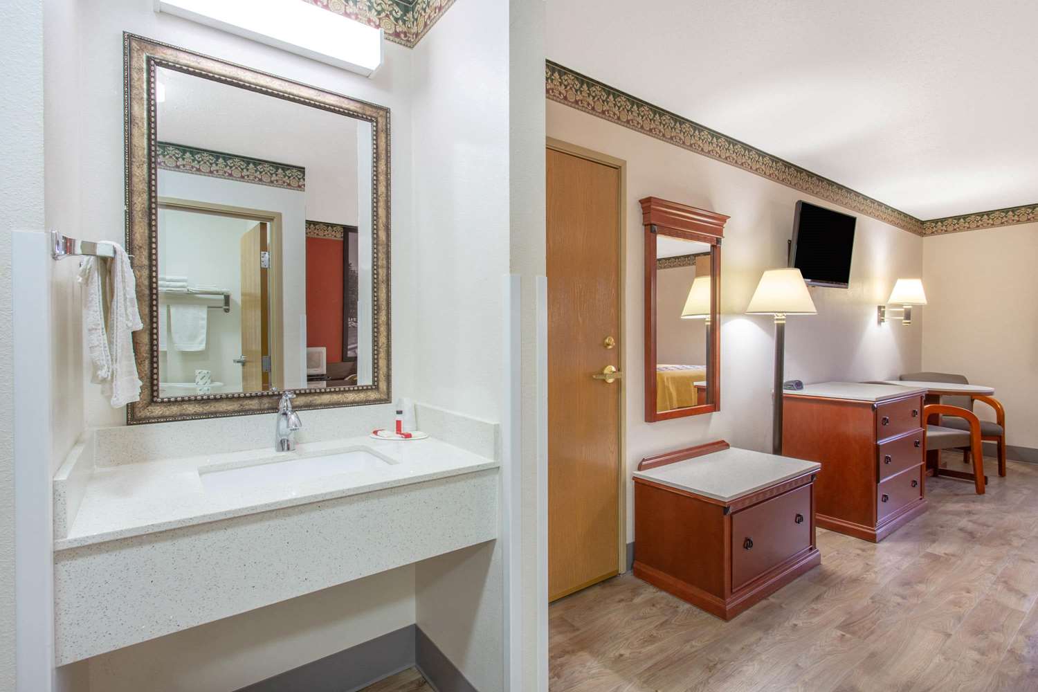 Super 8 By Wyndham Bedford 10/11