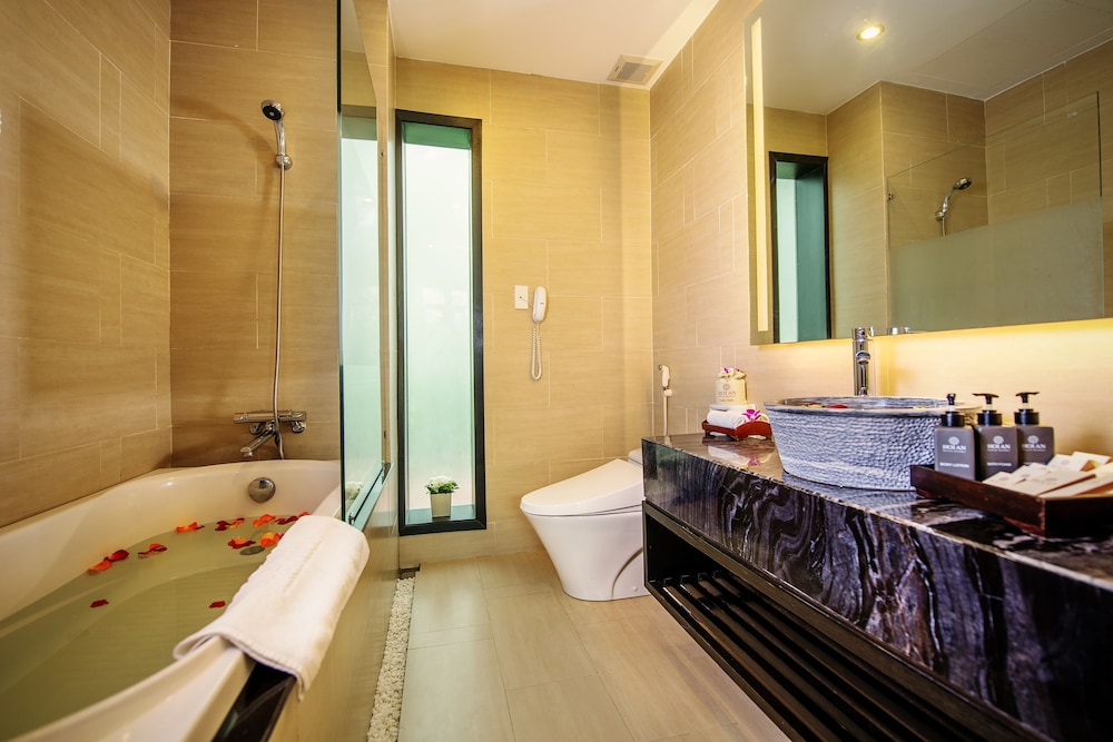 Hoi An Beach Resort 65/70