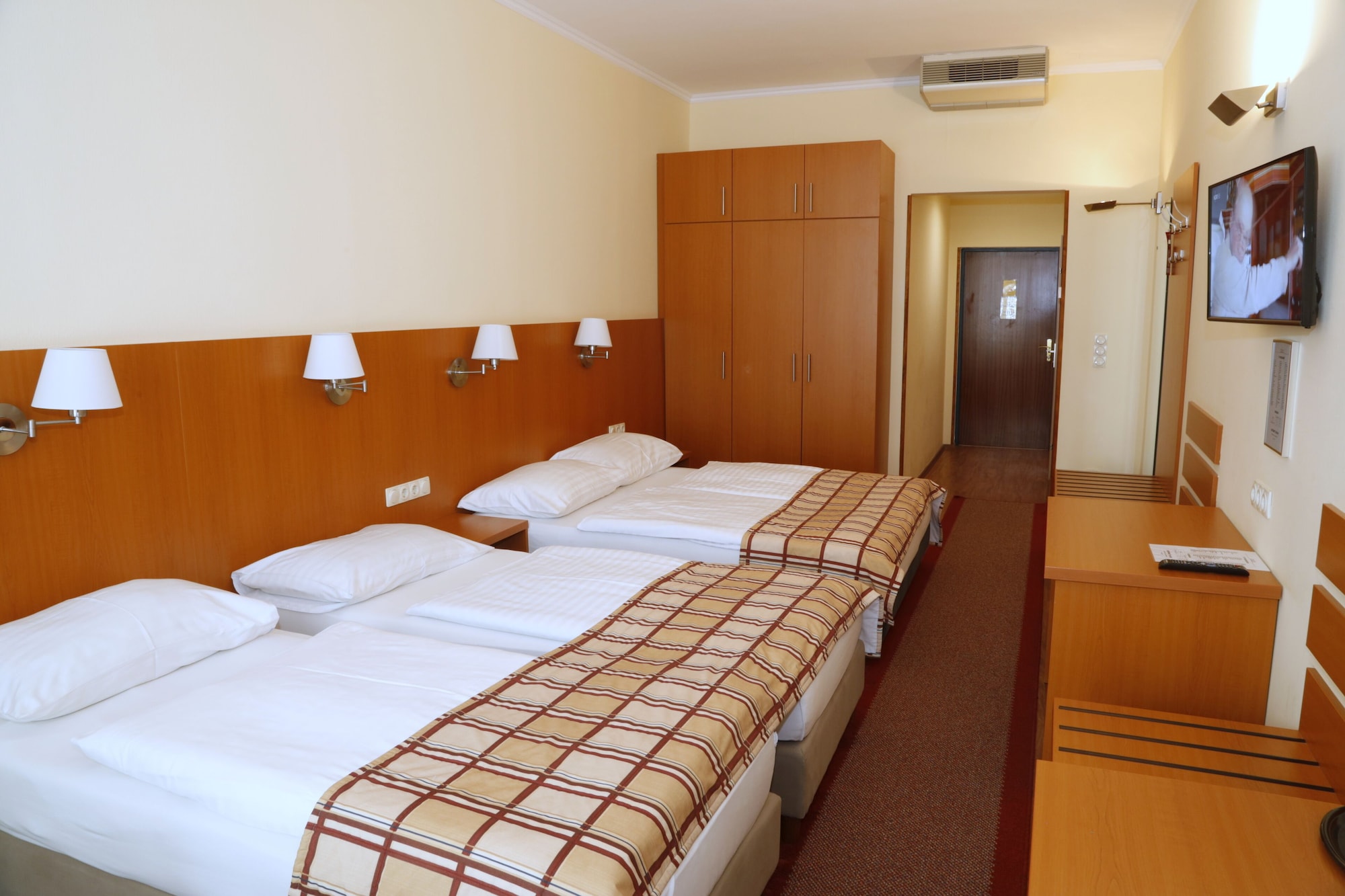 Family, Double and Twin Beds, Hotel Continental 2/9