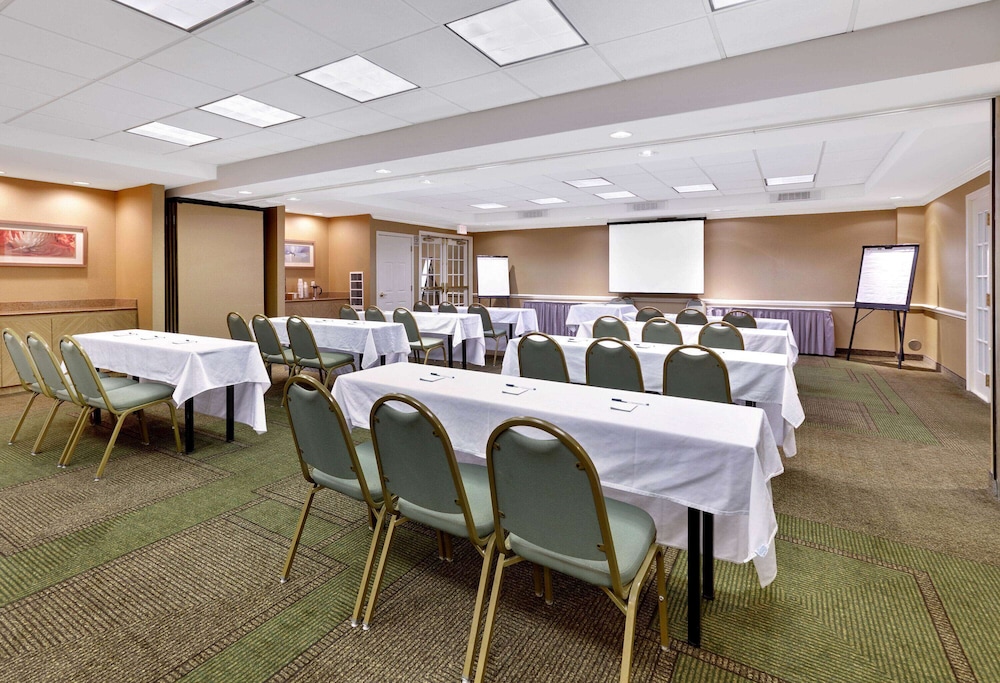 La Quinta Inn & Suites by Wyndham Dallas DFW Airport North 45/55