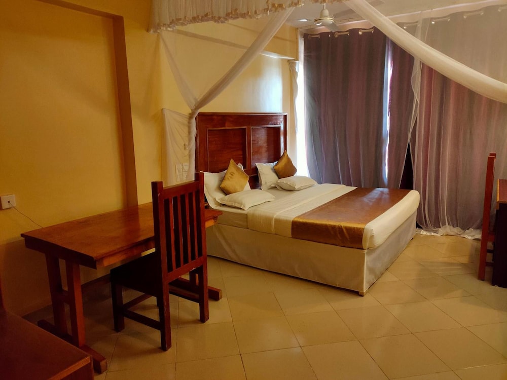 Pulickal Airport Hotel 13/50