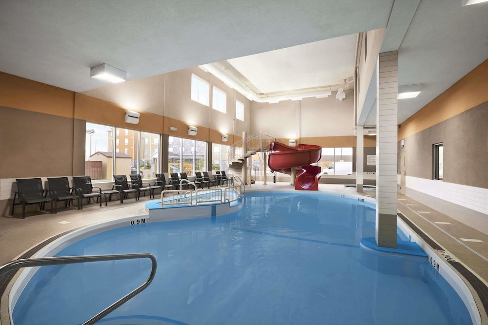 Days Inn & Suites By Wyndham Winnipeg Airport Manitoba 7/16