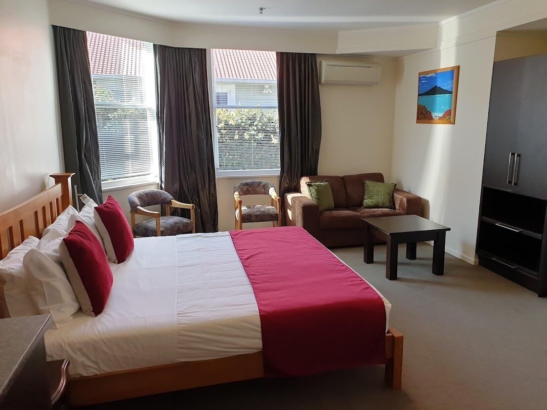 EXECUTIVE, KING BED