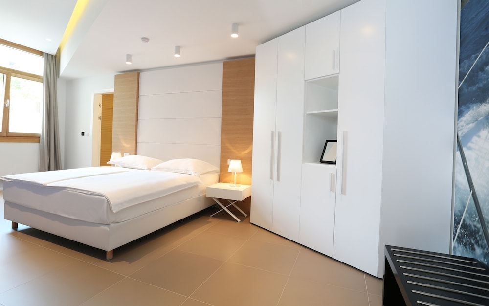DELUXE, DOUBLE BED