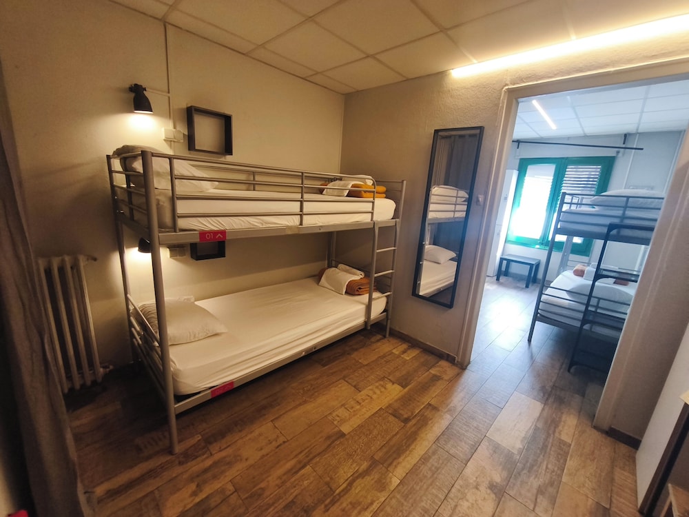 FEMALE DORM, FEMALE ONLY, CLASSIC, SHARED BATHROOM