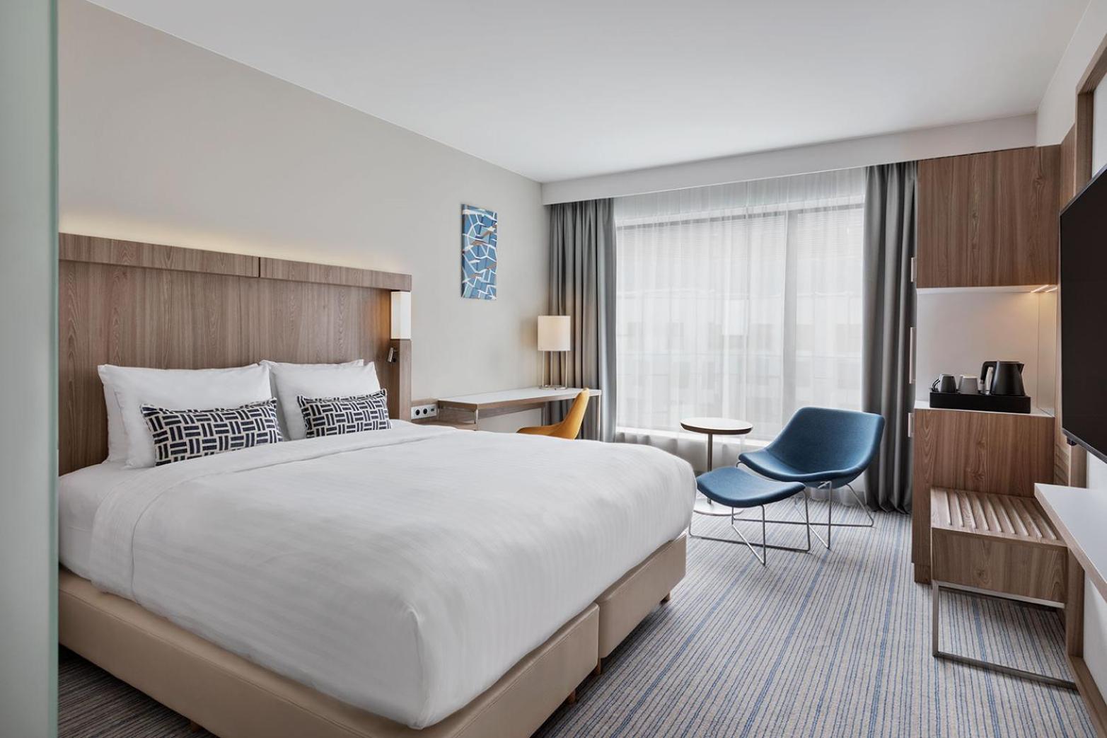 Room, King Bed, Courtyard View