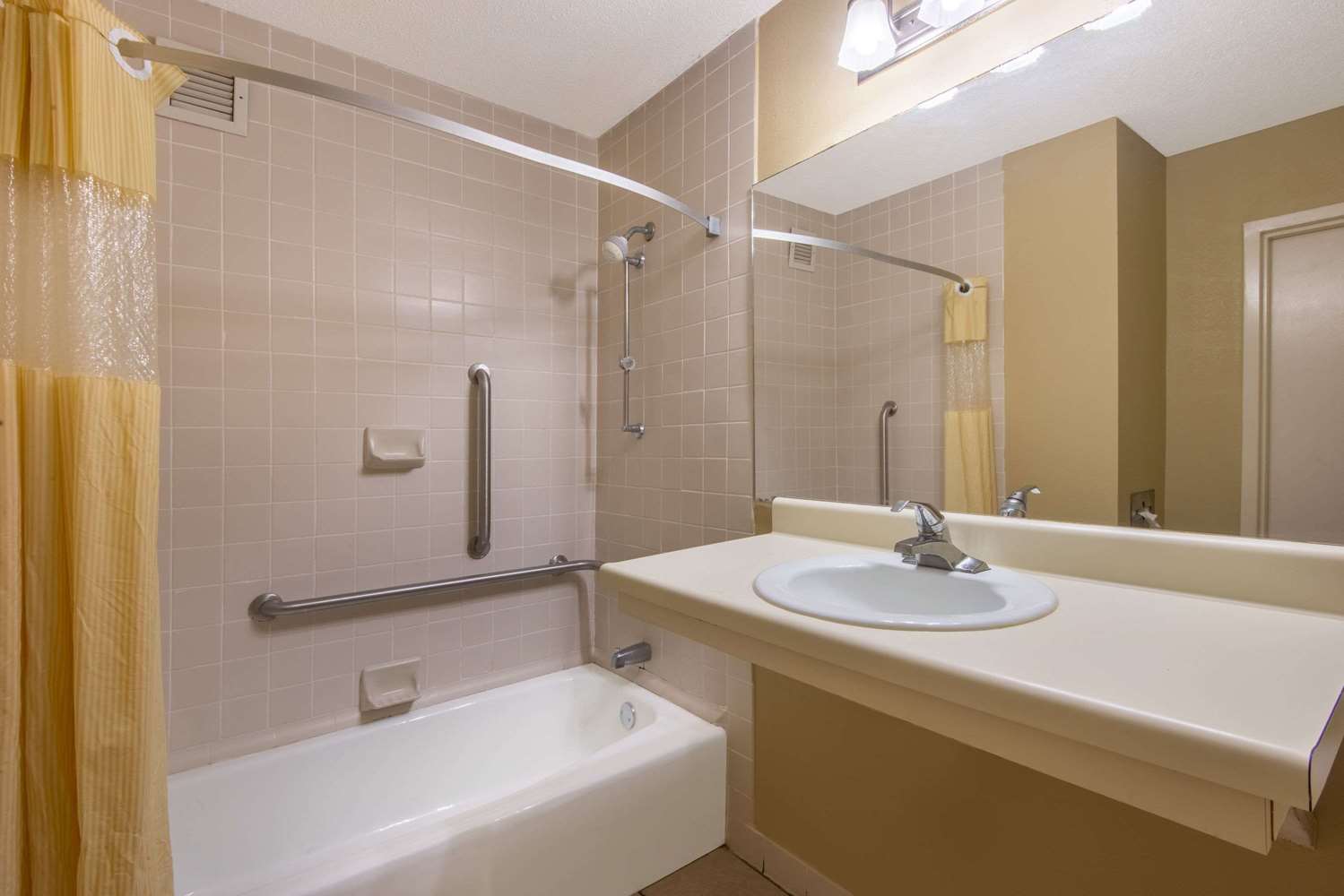Hampton Inn by Hilton Clanton 7/8