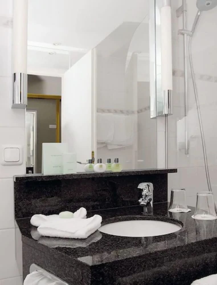 Ambassador Hotel Spa 48/50