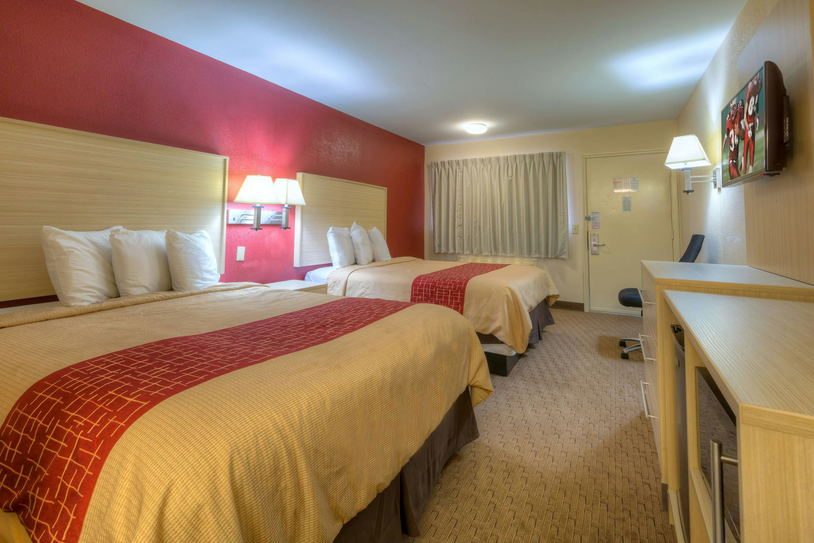DELUXE, 2 QUEEN BEDS, SMOKING