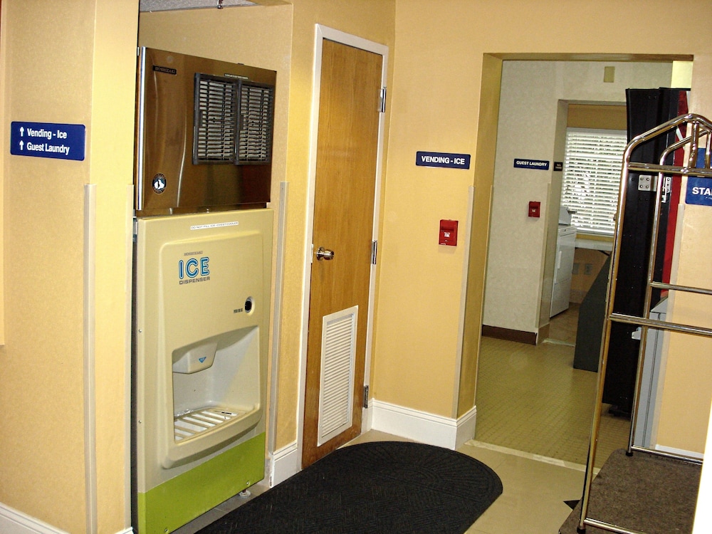 Hometown Inn Suites Jacksonville Butler Blvd Southpoint 39/39