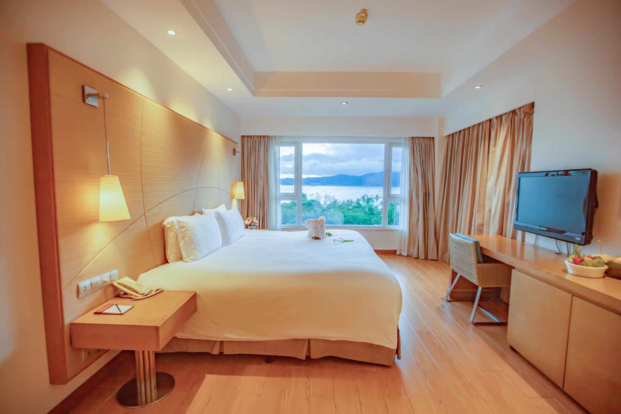 Ocean, Superior, Queen Bed, with View