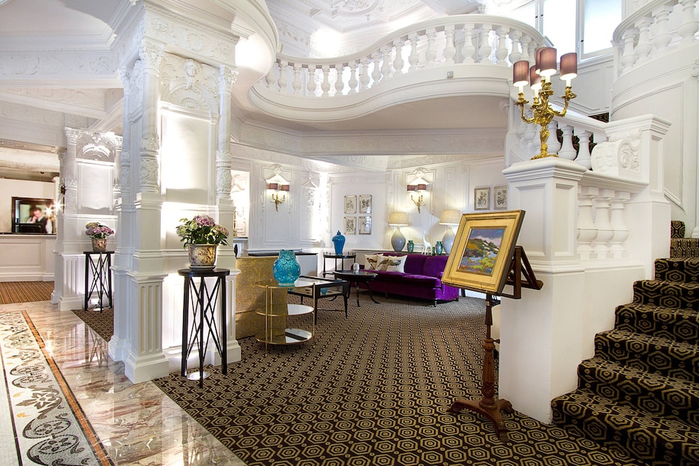 ST ERMINS HOTEL 32/41