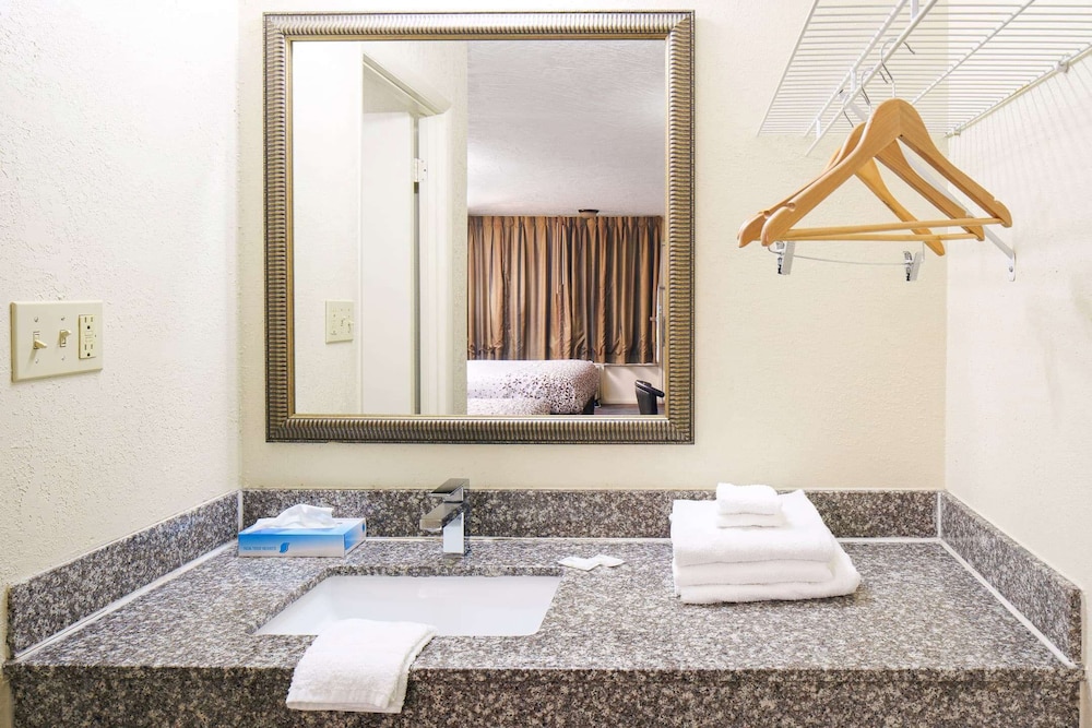 Americana Inn a Travelodge by Wyndham 49/50