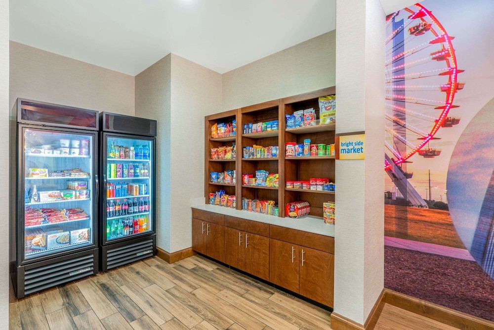La Quinta Inn & Suites by Wyndham Oklahoma City Airport 38/50
