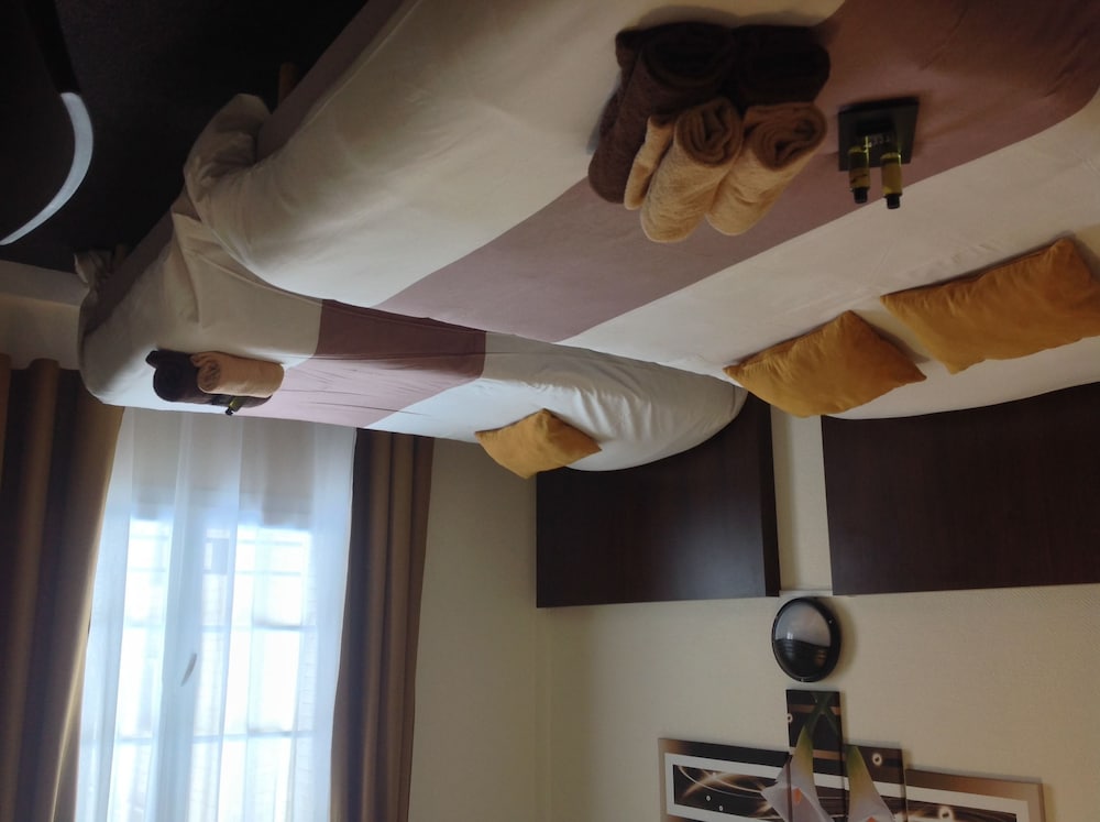 De La Paix Hotel 8/36