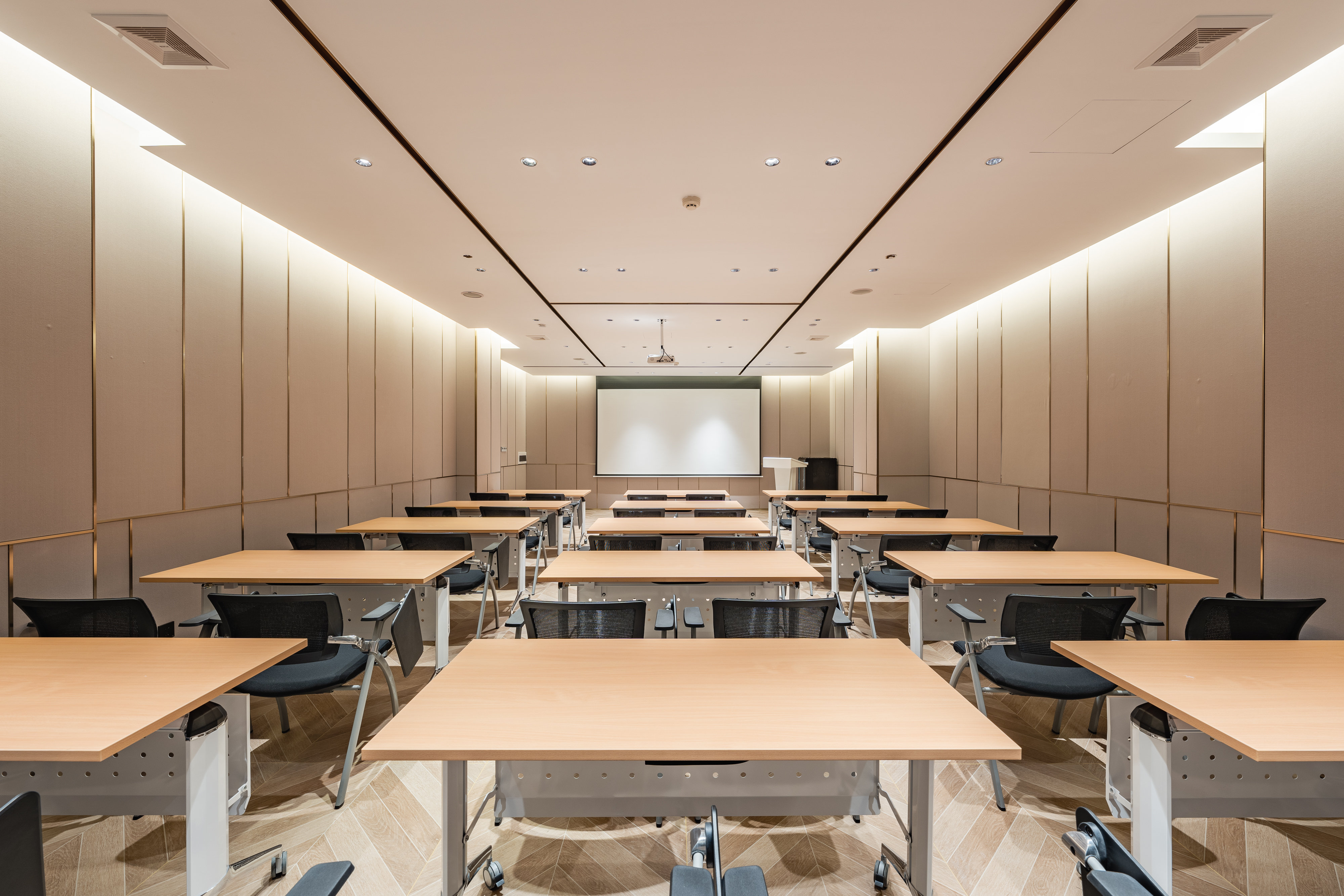 HOLIDAY INN EXPRESS Shanghai Expo Centre 48/50