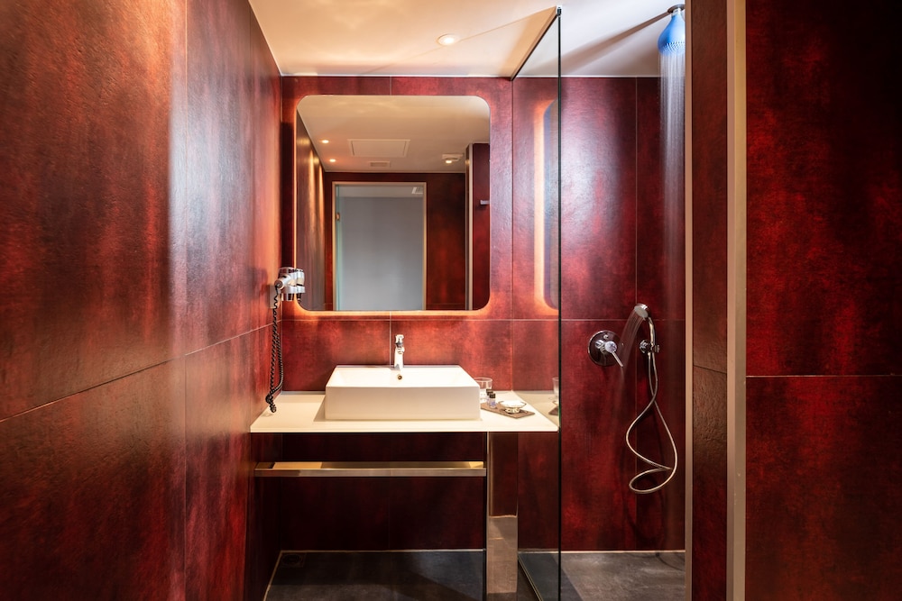 Essence Contemporary Living Hotel 49/50