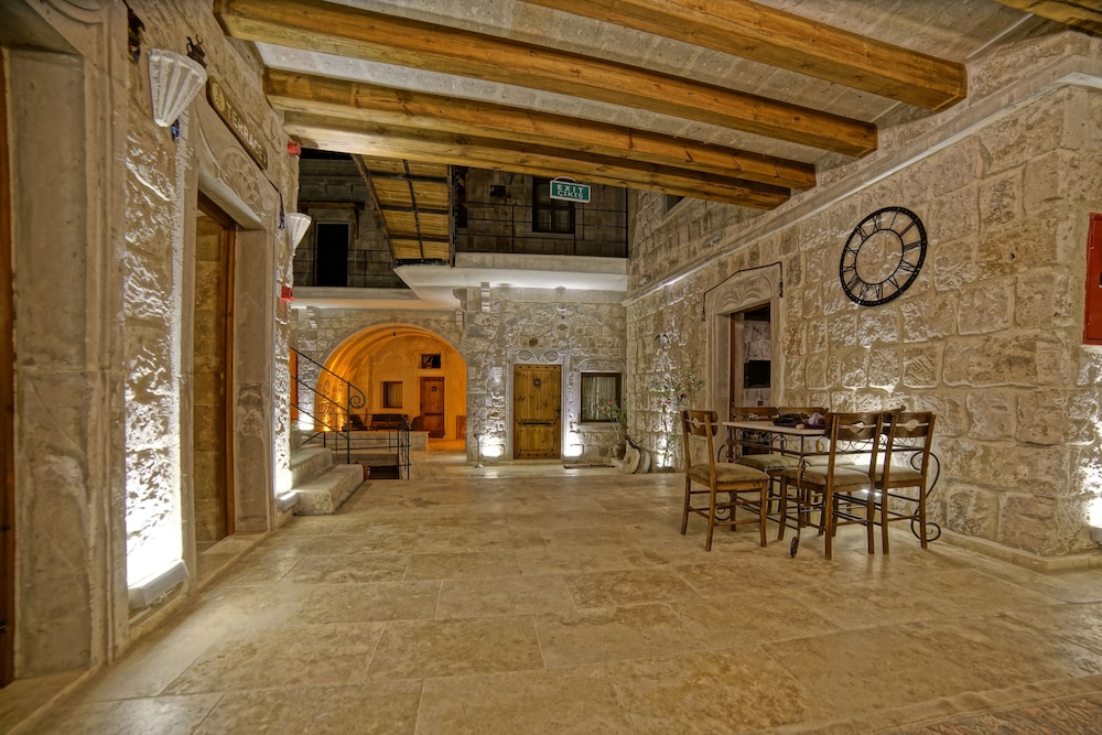 Risus Cave Suites 43/55