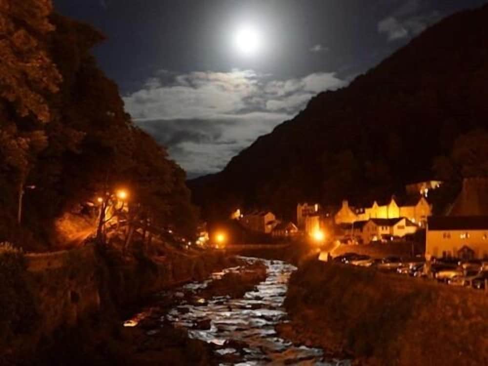 The Lyn Valley Hotel 6/9