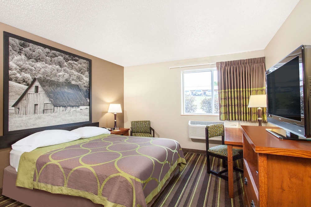 Super 8 by Wyndham Richlands/Claypool Hill Area 10/18