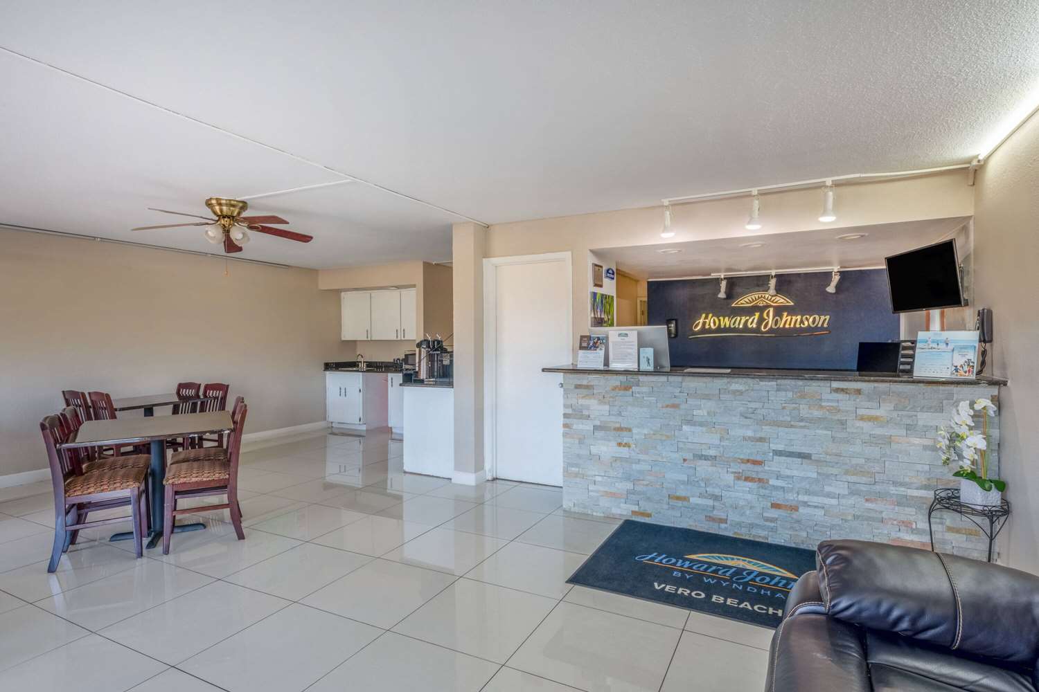 Howard Johnson By Wyndham Vero Beach/I-95 7/42