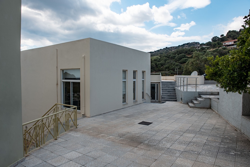 Polyrizos Hotel 18/24
