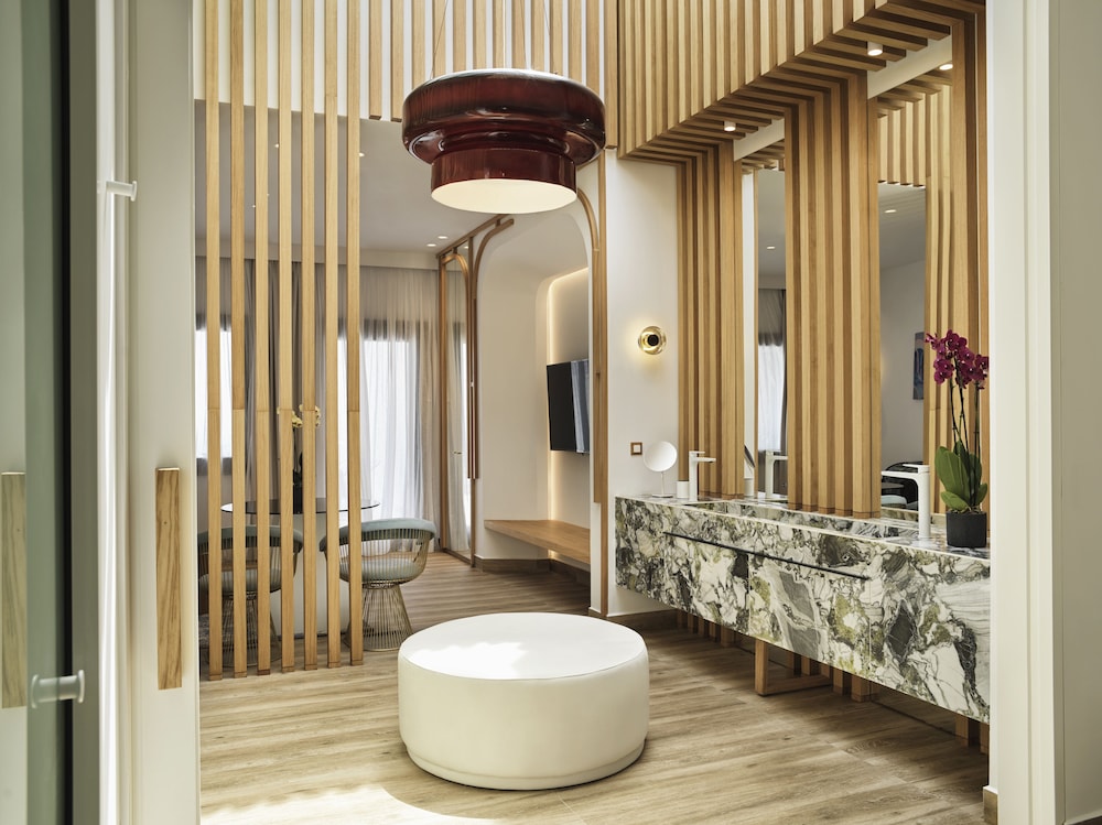 Cresanto Luxury Suites 59/60