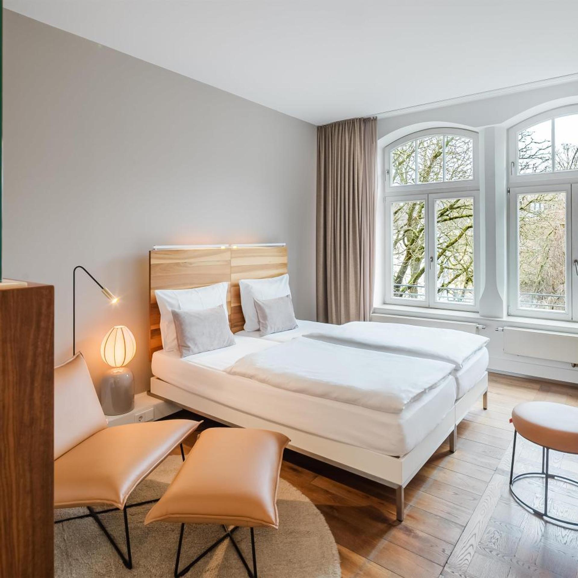 Comfort, Queen Bed, Courtyard View