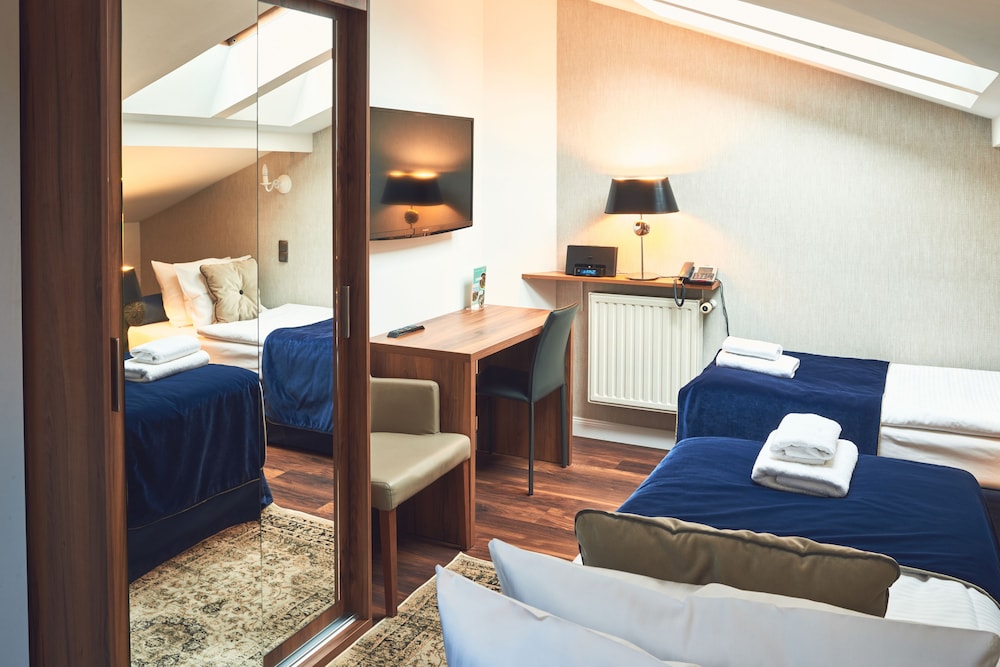 DELUXE, TWIN BEDS