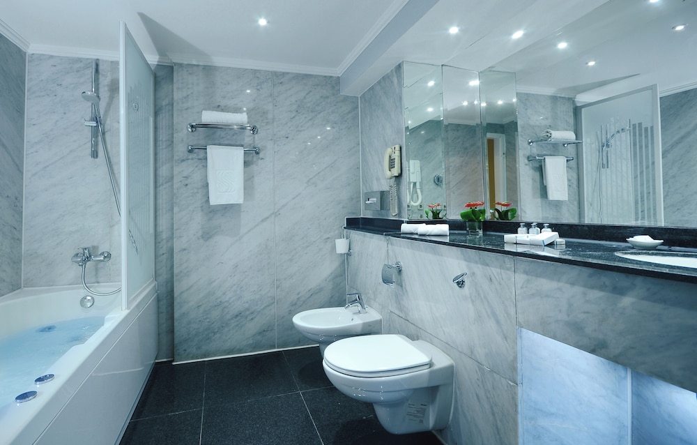 JUNIOR  SUITE