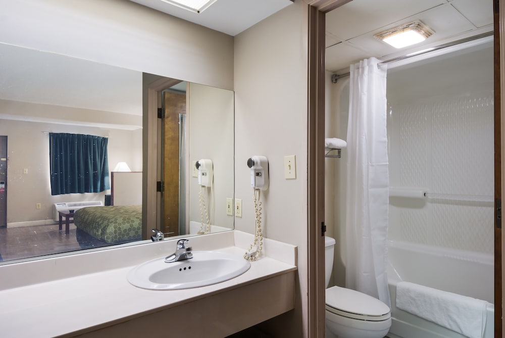 Econo Lodge Inn & Suites Knoxville East 9/25