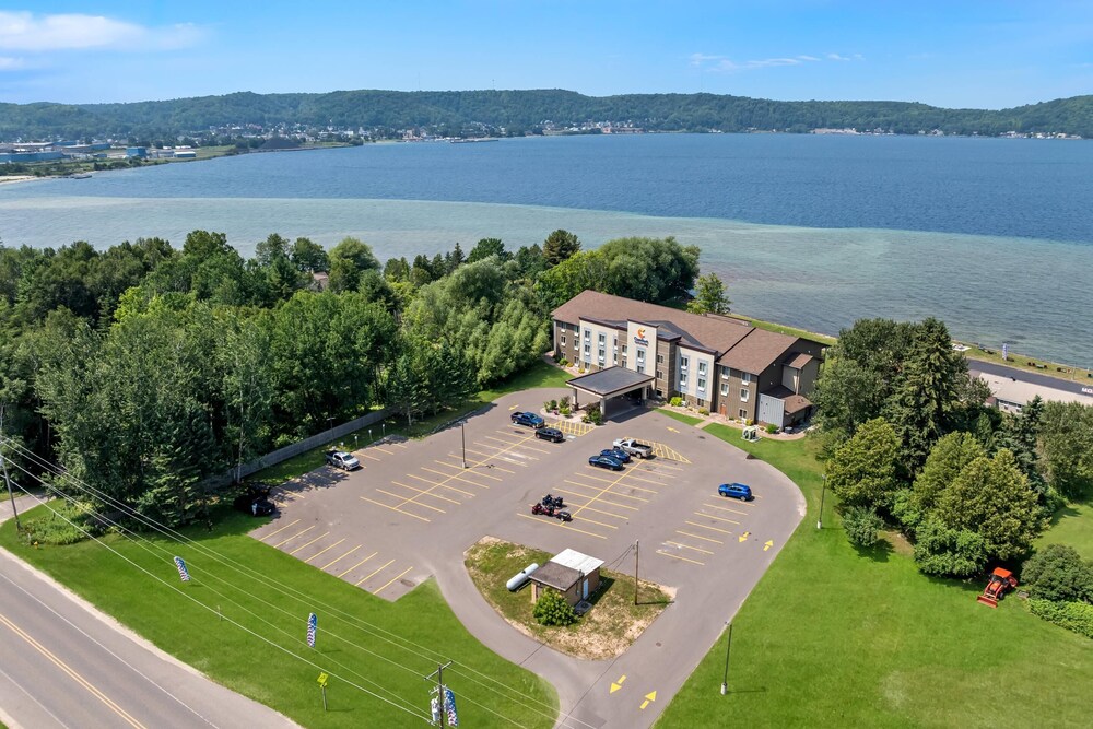 Comfort Inn and Suites Munising - Lakefront 41/49
