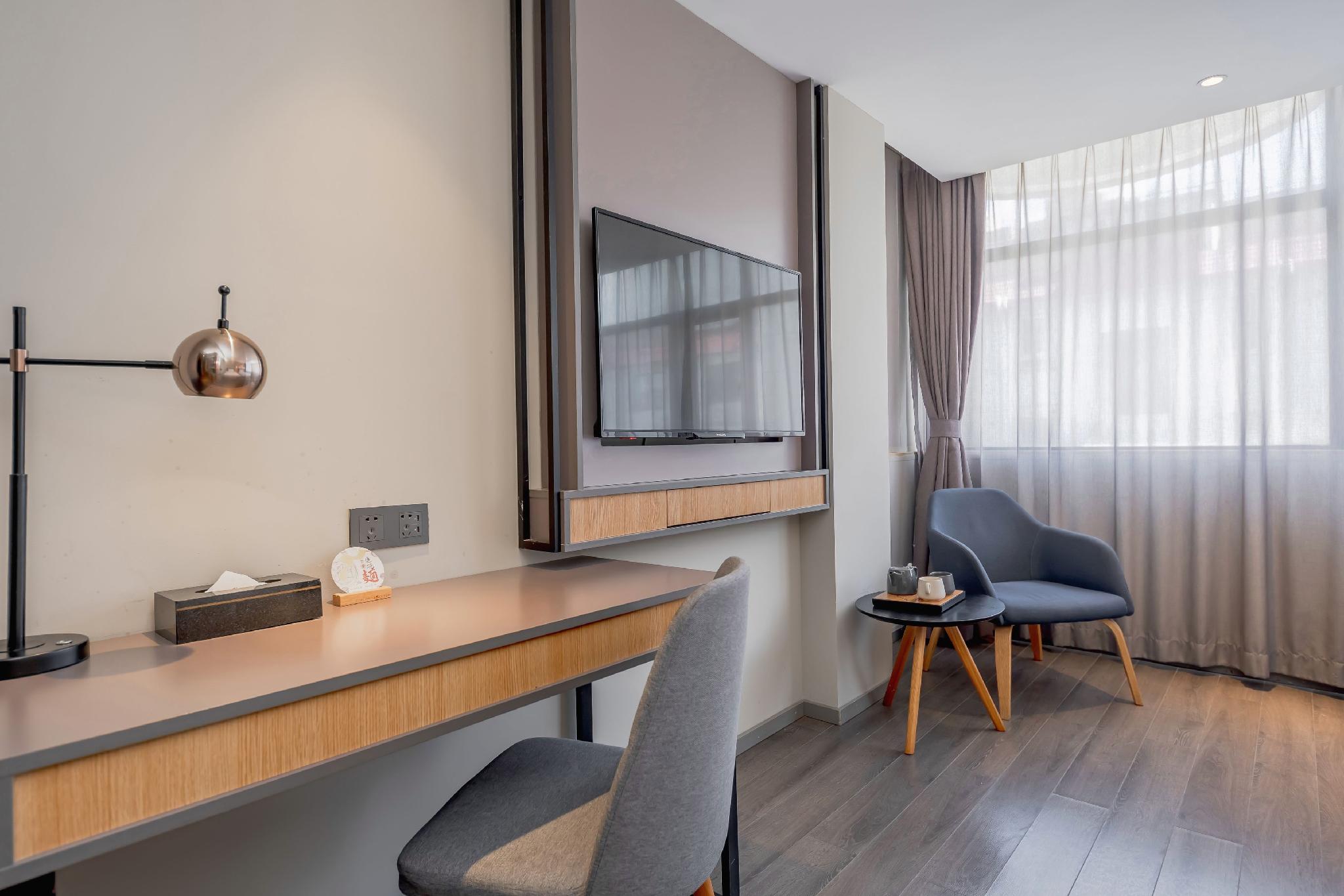 Home Inn Selected (Shanghai Hongqiao Gubei Yaohong Road Metro Station) 51/53
