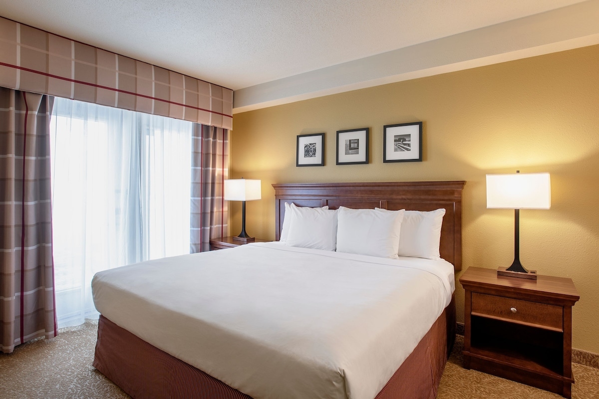 جناح بسرير كينج، Travelodge Suites by Wyndham Regina / Eastgate Bay 2/5