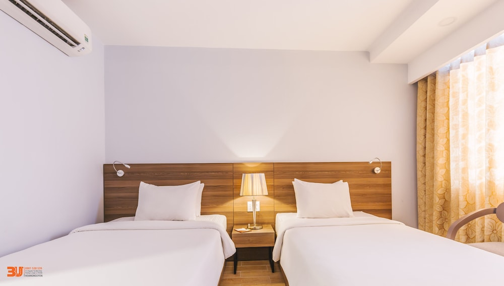 DELUXE, DOUBLE OR TWIN BED, CITY VIEW
